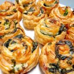 Ciasto francuskie z wędzonym łososiem i jarmużem