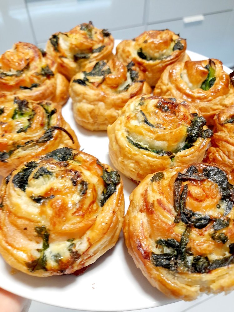 Ciasto francuskie z wędzonym łososiem i jarmużem