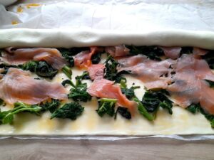 Ciasto francuskie z wędzonym łososiem i jarmużem