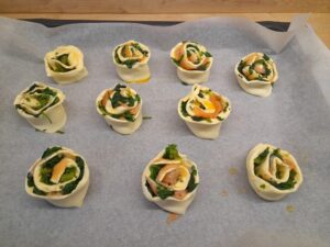 Ciasto francuskie z wędzonym łososiem i jarmużem