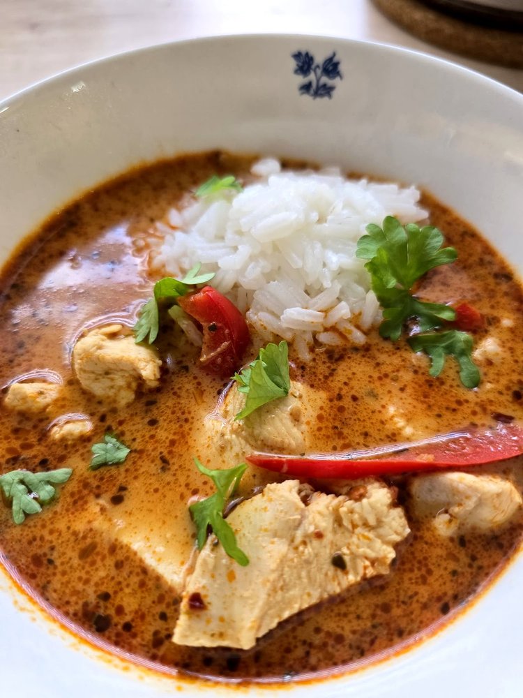 Czerwone curry z warzywami i ryżem