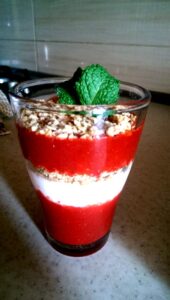 Deser truskawkowo - jogurtowy