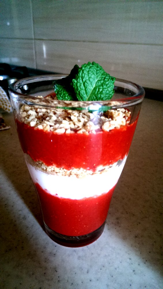 Deser truskawkowo – jogurtowy