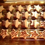 Kruche cynamonowe gwiazdki w czekoladzie