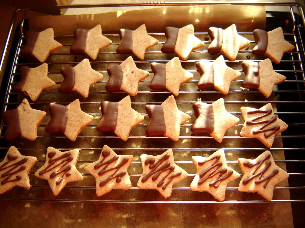 Kruche cynamonowe gwiazdki w czekoladzie