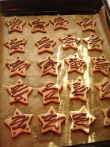 Kruche cynamonowe gwiazdki w czekoladzie