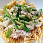 Makaron z kurczakiem w sosie śmietanowo - pieczarkowym