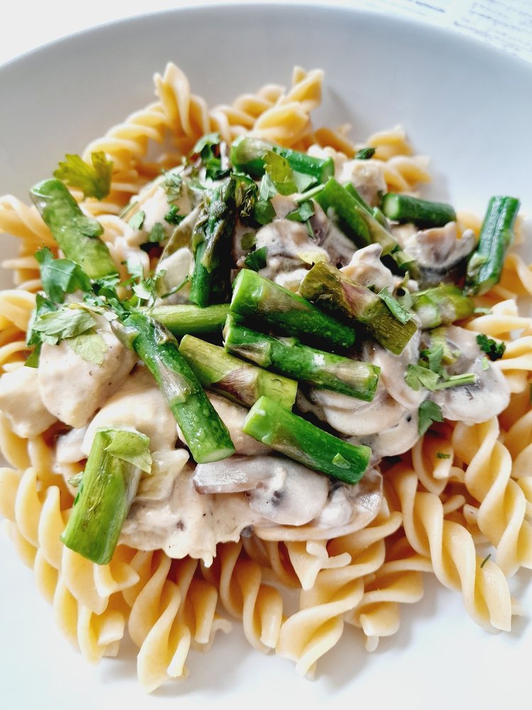 Makaron z kurczakiem w sosie śmietanowo – pieczarkowym