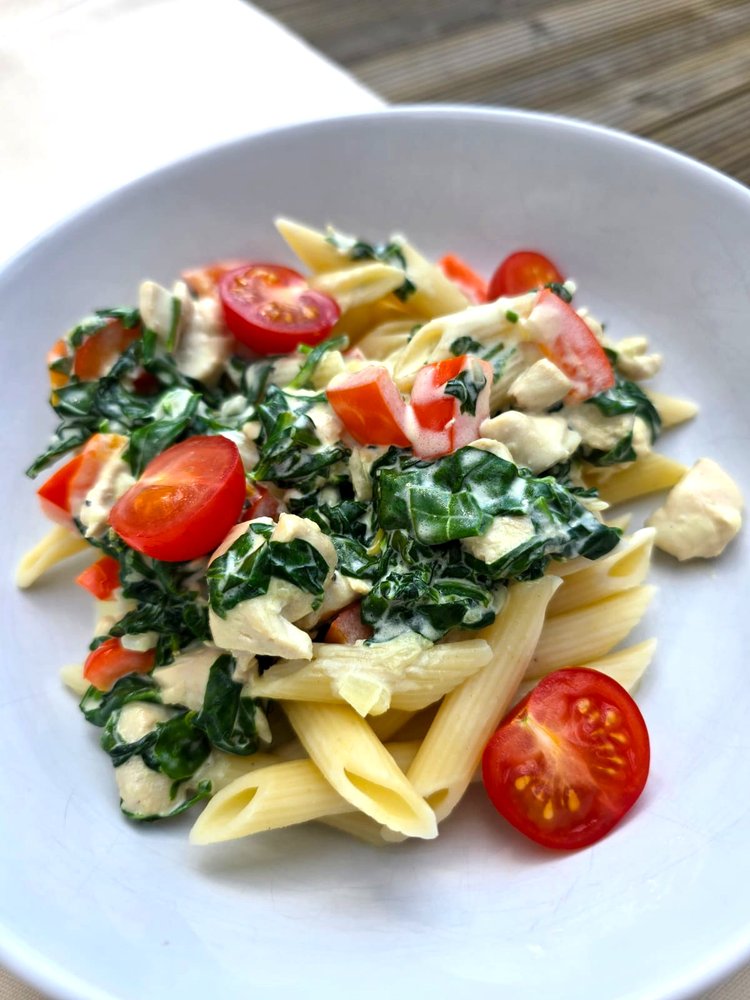 Makaron z sosem cebulowym i szpinakiem