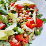 Sałatka z fasolą i awokado