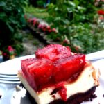 Sernik z truskawkami i galaretką na czekoladowym spodzie