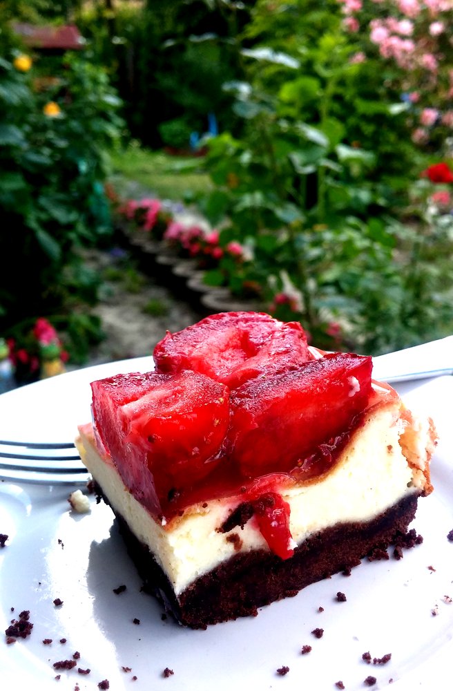 Sernik z truskawkami i galaretką na czekoladowym spodzie