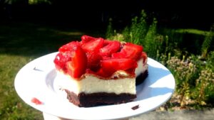 Sernik z truskawkami i galaretką na czekoladowym spodzie