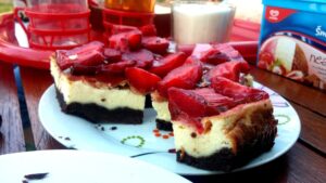 Sernik z truskawkami i galaretką na czekoladowym spodzie