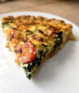 Tarta z łososiem i szpinakiem 