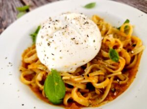 Makaron z sosem z pieczonych pomidor&oacute;w