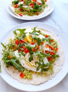 Tortilla z jajkiem i awokado