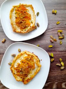 Kruche kieszonki z brzoskwiniami