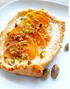 Kruche kieszonki z brzoskwiniami 