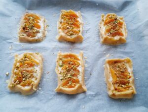 Kruche kieszonki z brzoskwiniami 