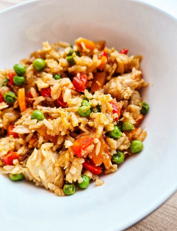 Ryż zasmażany z jajkiem i warzywami