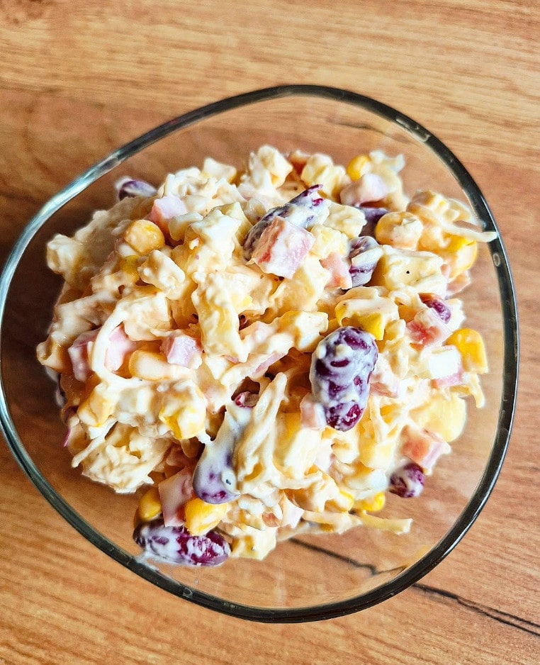 Sałatka z ananasem i czerwoną fasolą