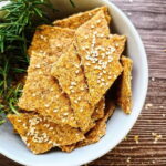 Pełnoziarniste krakersy parmezanowe