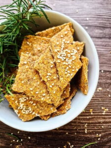 Pełnoziarniste krakersy parmezanowe