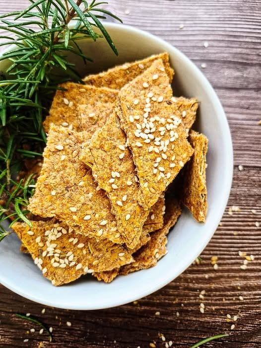 Pełnoziarniste krakersy parmezanowe