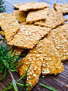 Pełnoziarniste krakersy parmezanowe