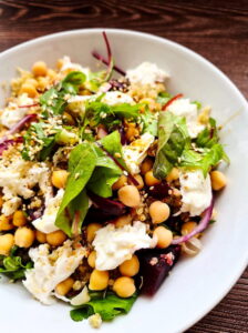 Sałatka z burakiem i komosą ryżową