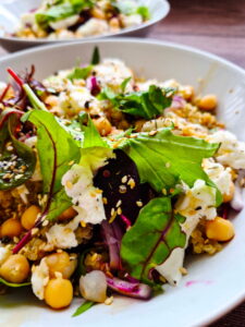 Sałatka z burakiem i komosą ryżową