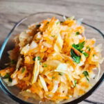 Surówka z kiszonej kapusty