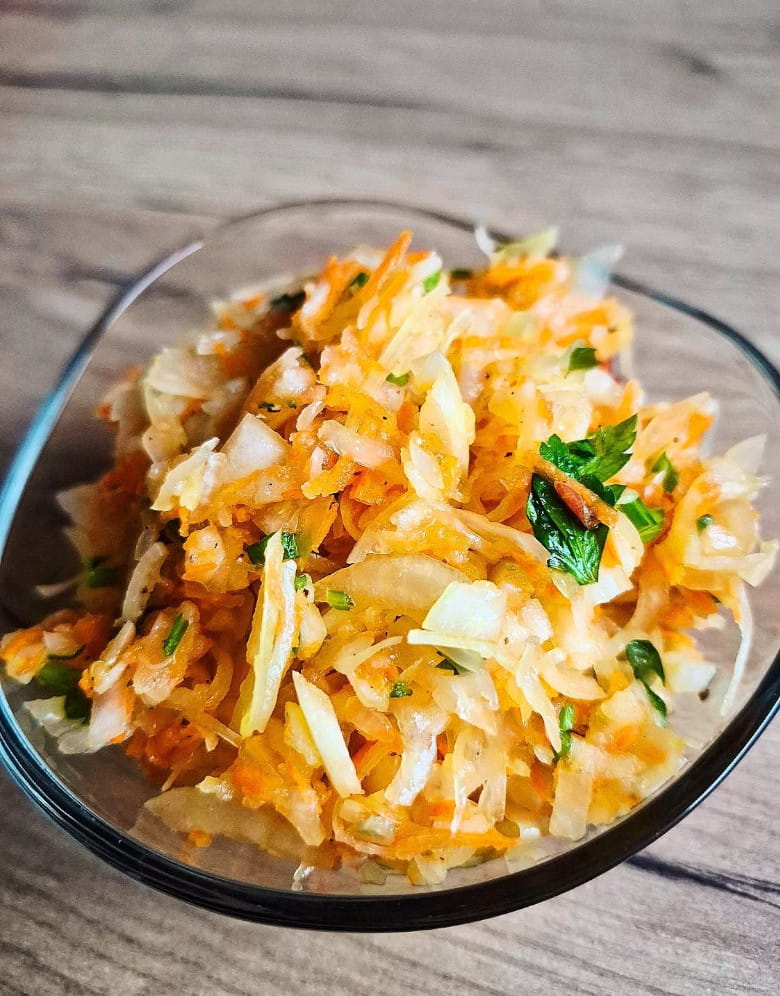 Surówka z kiszonej kapusty