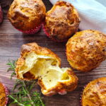 Popovers z cheddarem i rozmarynem