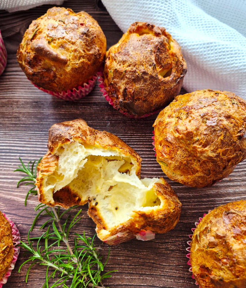 Popovers z cheddarem i rozmarynem