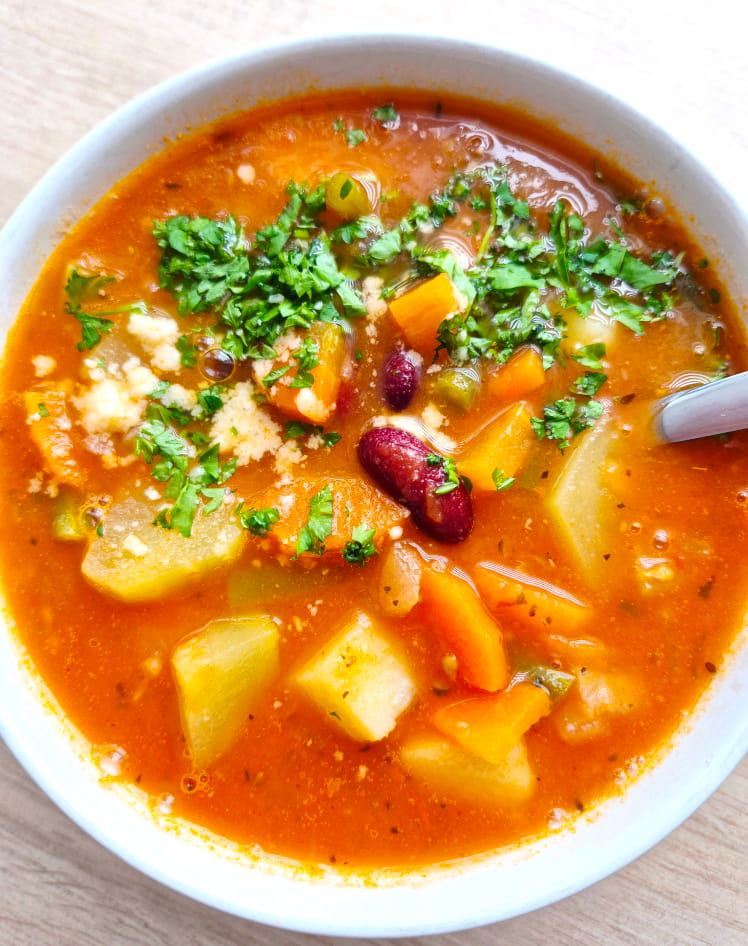 Zupa minestrone z czerwoną fasolą